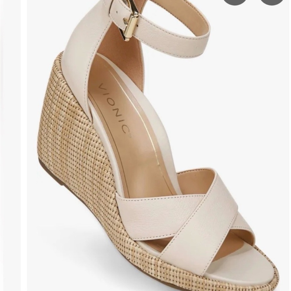 Vionic Women's Tan and Cream Wedge Sandals